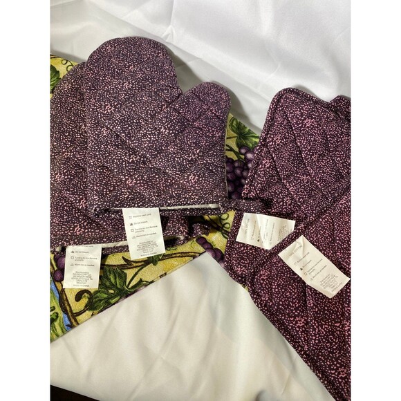 Grape Kitchen Linens 7 Pieces, 3 Hand Towels, 2 Oven Mits, 2 Potholders NWOT - Picture 6 of 6
